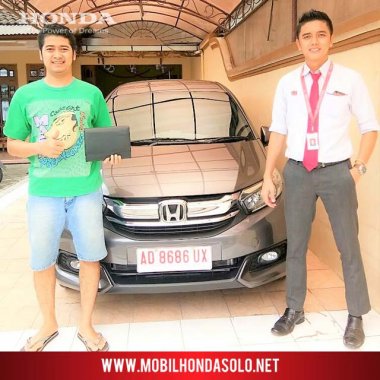 Penyerahan unit mobil baru New Honda Mobilio tipe E MT warna Modern Stell Metallic kepada Ibu Enny di Sekarsuli Klaten, bersama AKHIR sales Honda Bintang Solo
