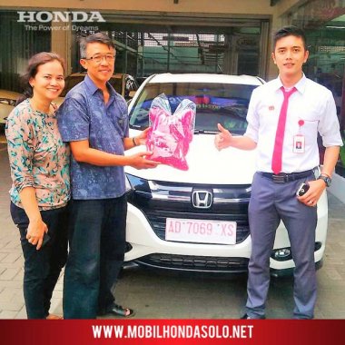 Penyerahan unit mobil baru Honda HRV tipe E CVT warna Putih kepada Bapak Sukamto di Padangan Juwiring Klaten, bersama AKHIR sales Honda Bintang Solo