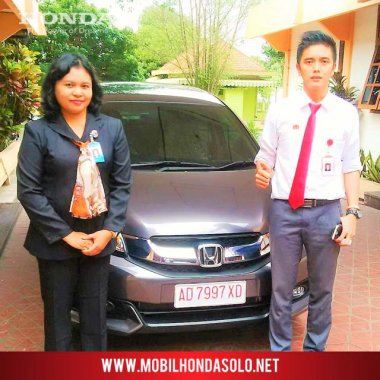 Penyerahan unit mobil baru New Honda Mobilio tipe E MT warna Modern Steel kepada Ibu Heny di Bank BPR Klaten, bersama AKHIR sales Honda Bintang Solo