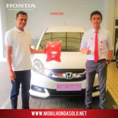 Penyerahan unit mobil baru New Honda Mobilio tipe E MT warna Putih kepada Pak Farid di Semanggi Solo, bersama AKHIR sales Honda Bintang Solo