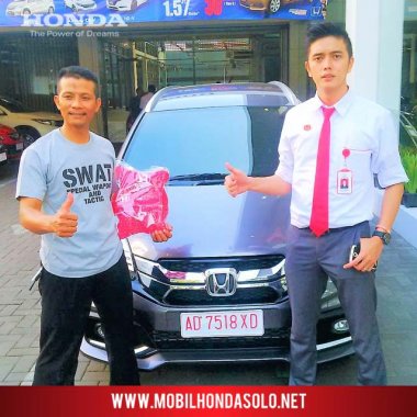 Penyerahan unit mobil baru New Honda Mobilio warna Modern Steel kepada Bapak Slamet di Sukoharjo, bersama AKHIR sales Honda Bintang Solo