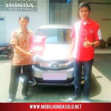 Penyerahan unit mobil baru New Honda Mobilio tipe E MT warna Putih kepada Bapak Sinu Prono di Surakarta, bersama AKHIR sales Honda Bintang Solo