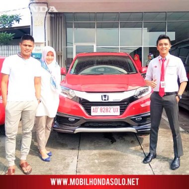 Penyerahan unit mobil baru New Honda HRV 1.8 Mugen warna Merah kepada Mas Fachruddin dan Mba Veronica di Klaten, bersama AKHIR sales Honda Bintang Solo