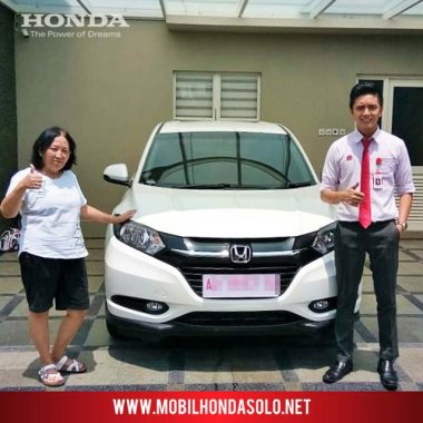 Penyerahan unit mobil baru New Honda HRV CVT warna Putih kepada ibu Santi di Solo, bersama AKHIR sales Honda Bintang Solo