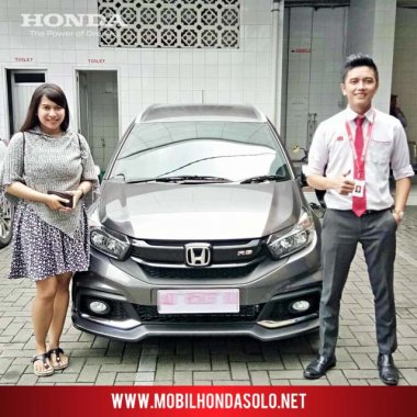 Penyerahan unit mobil baru New Honda Mobilio tipe RS kepada keluarga mbak Novi di Surakarta, Solo bersama AKHIR sales Honda Bintang Solo