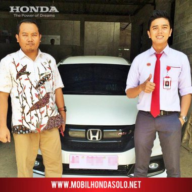 Penyerahan unit mobil baru New Honda Mobilio tipe RS kepada bapak Bos Jumariyanto di Wonogiri, bersama AKHIR sales Honda Bintang Solo