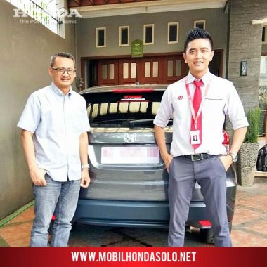 Penyerahan unit mobil baru Honda HRV E CVT kepada bapak Herdi di Gentan, Solo, bersama AKHIR sales Honda Bintang Solo