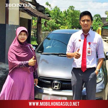Penyerahan unit mobil baru New Honda Brio kepada ibu Tin di Tawang Sari, Sukoharjo, bersama AKHIR sales Honda Bintang Solo