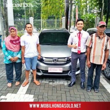 Penyerahan unit mobil baru New Honda Mobilio tipe E MT kepada keluarga bapak Lilik di Wonogiri, bersama AKHIR sales Honda Bintang Solo