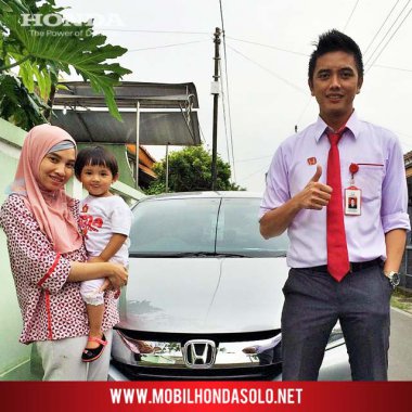 Penyerahan unit mobil baru New Honda City kepada bu Dokter Syifa di Solo, bersama AKHIR sales Honda Bintang Solo