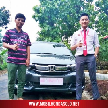 Penyerahan unit mobil baru New Honda Mobilio E CVT kepada bapak Nanang di Jamus, Karanganyar, bersama AKHIR sales Honda Bintang Solo