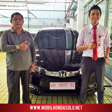 Penyerahan unit mobil baru New Honda Mobilio kepada bapak Seno di Solo, bersama AKHIR sales Honda Bintang Solo