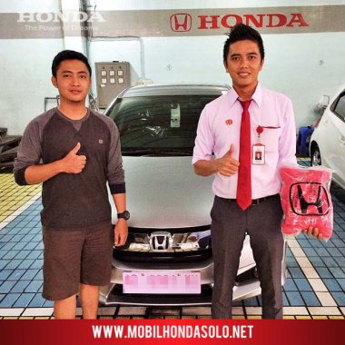 Penyerahan unit mobil baru New Honda Mobilio kepada bapak Andi di Karanganyar, bersama AKHIR sales Honda Bintang Solo