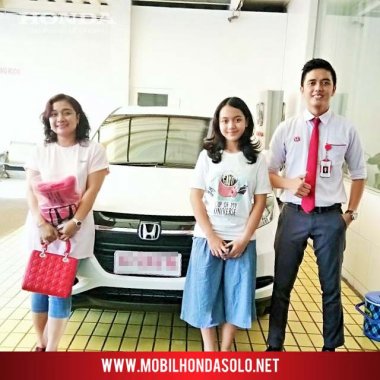 Penyerahan unit mobil baru New Honda HRV E CVT kepada keluarga ibu Musa di Solo, bersama AKHIR sales Honda Bintang Solo